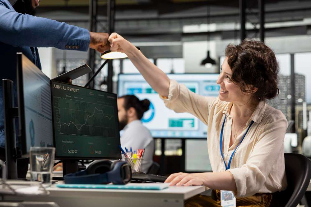 Cliente satisfecho interactuando con interfaz digital intuitiva, demostrando una experiencia de usuario optimizada