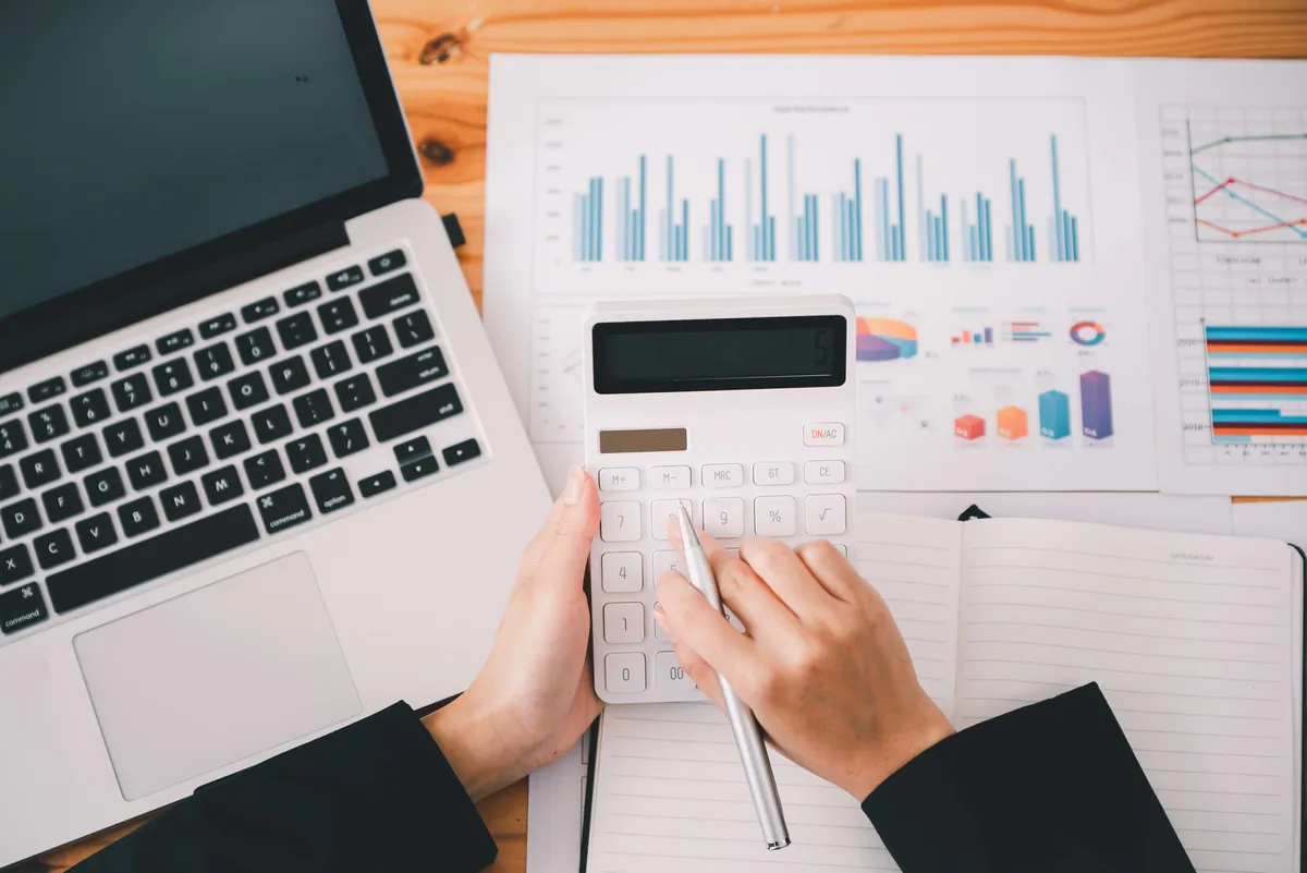 Cálculo financiero del costo de procesos manuales vs automatizados