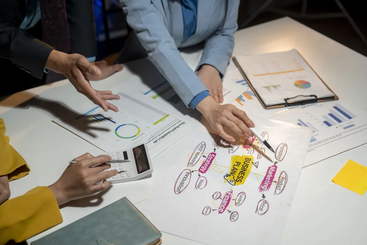 Equipo de trabajo discutiendo diferentes perspectivas sobre los objetivos del proyecto