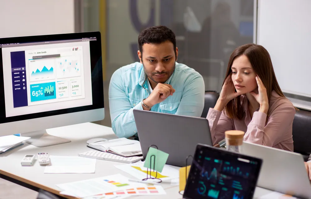 Empleados mostrando preocupación ante el anuncio de un nuevo sistema empresarial