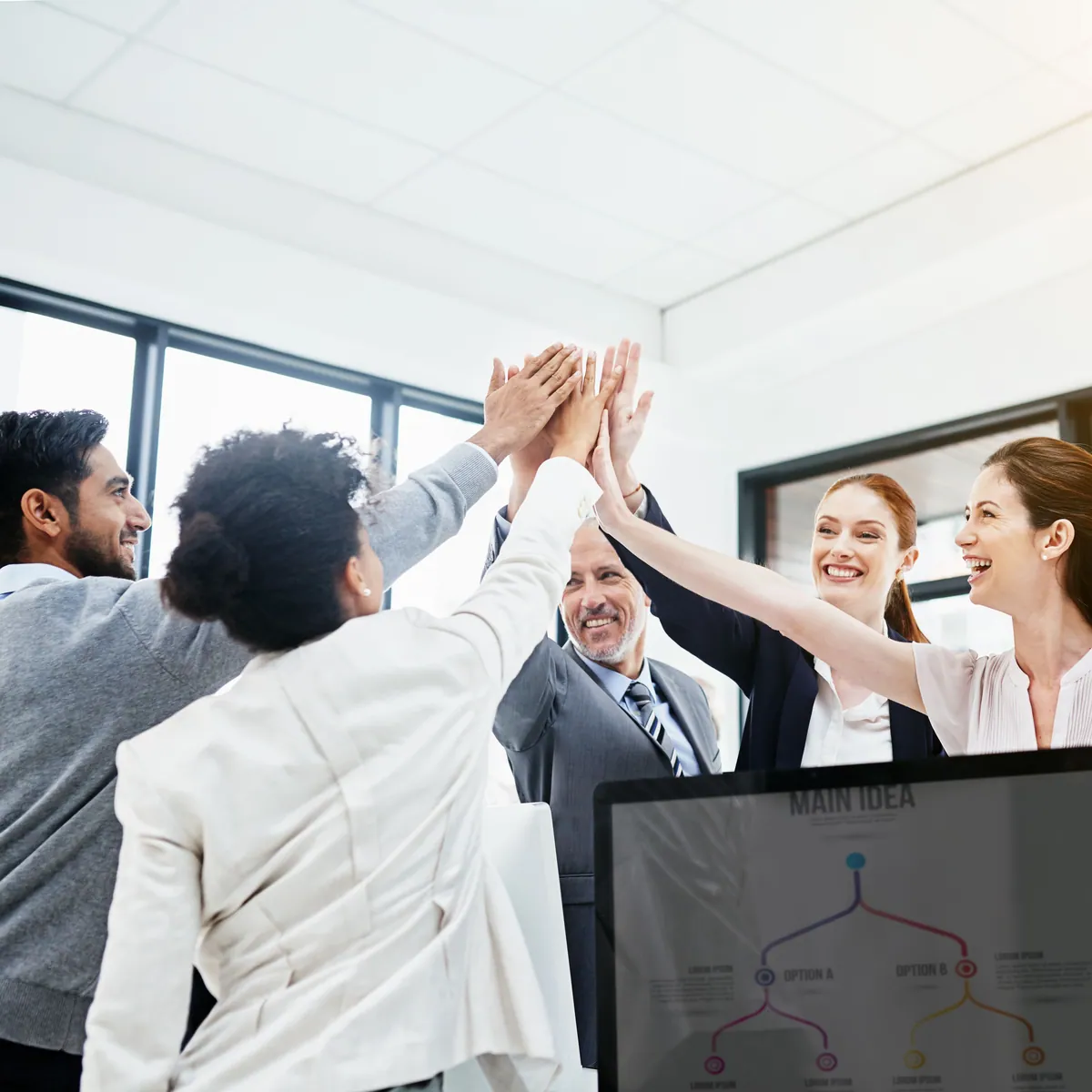 Equipo celebrando la implementación exitosa de un sistema empresarial a la medida