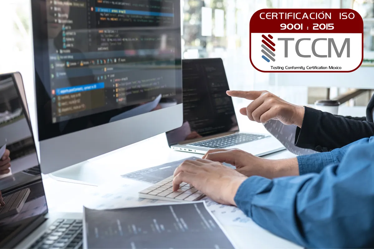 Equipo de Four Sides Group trabajando con metodología certificada ISO 9001 en implementación de software