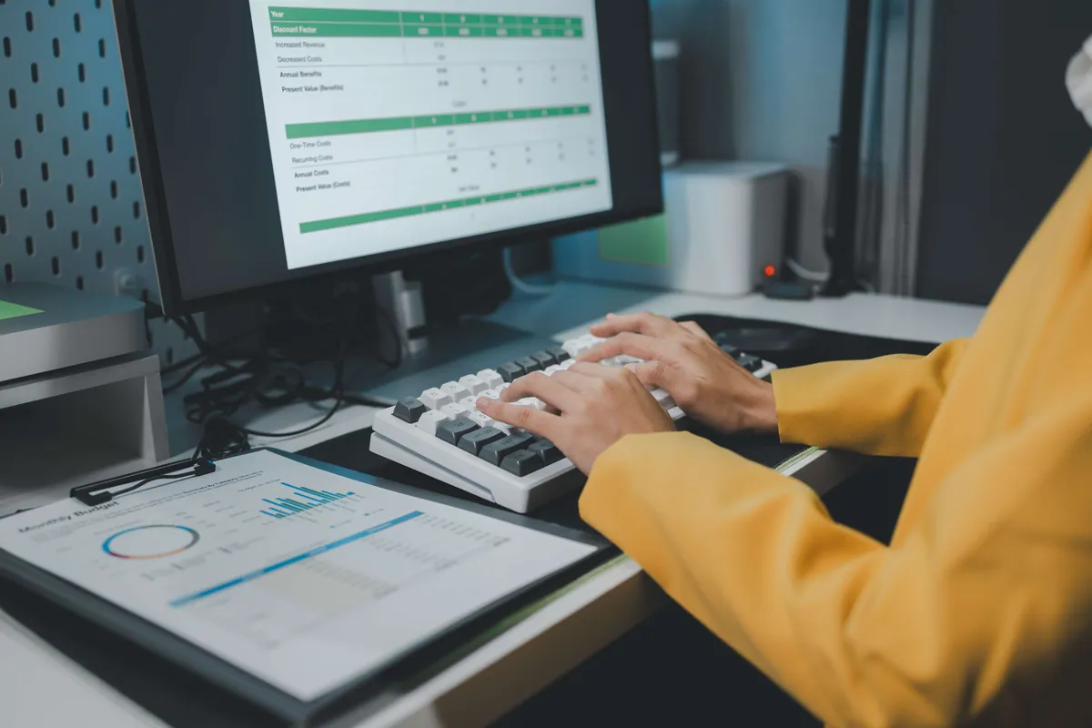 Empleado capturando datos manualmente en hojas de cálculo