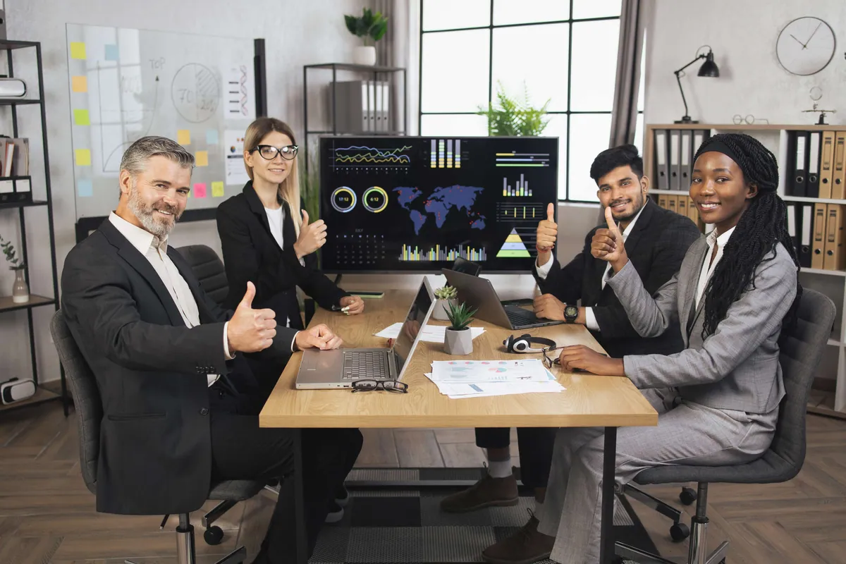 Equipo empresarial celebrando resultados positivos después de automatizar sus flujos de información