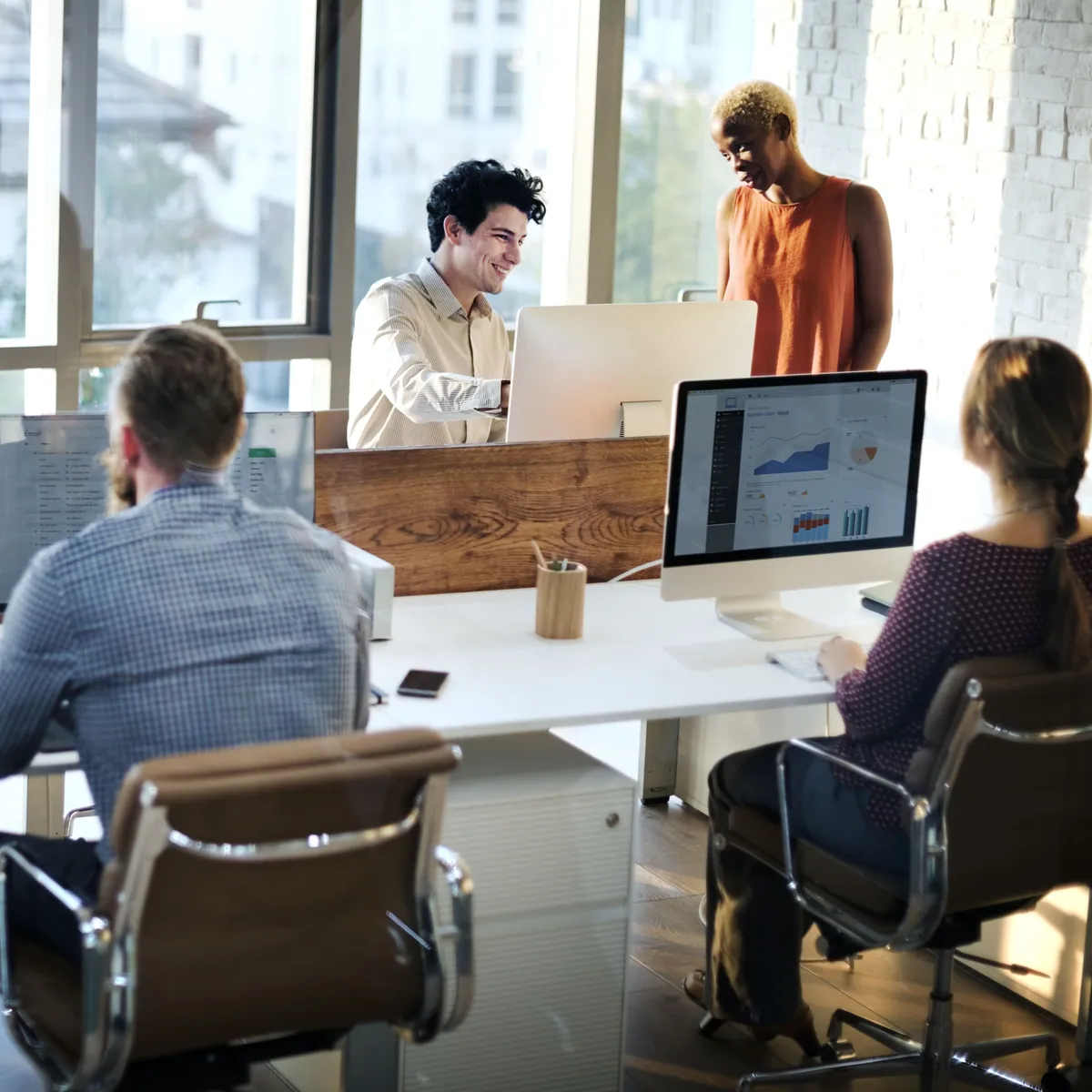 Usuarios trabajando con confianza en el nuevo sistema implementado