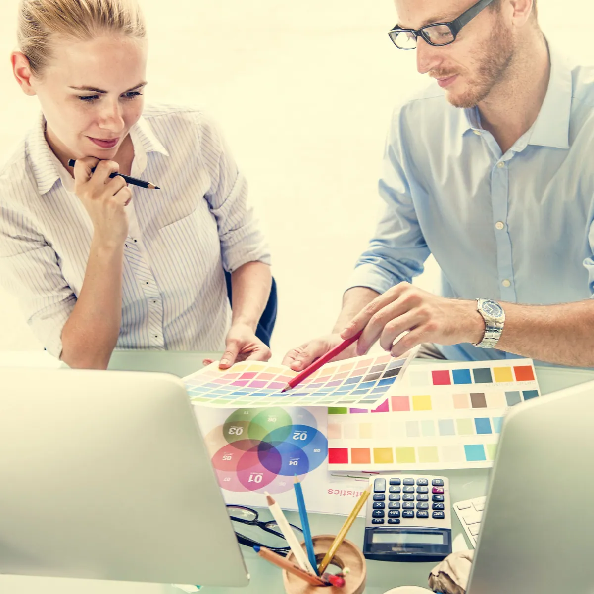 Sesión colaborativa de diseño entre desarrolladores y usuarios finales
