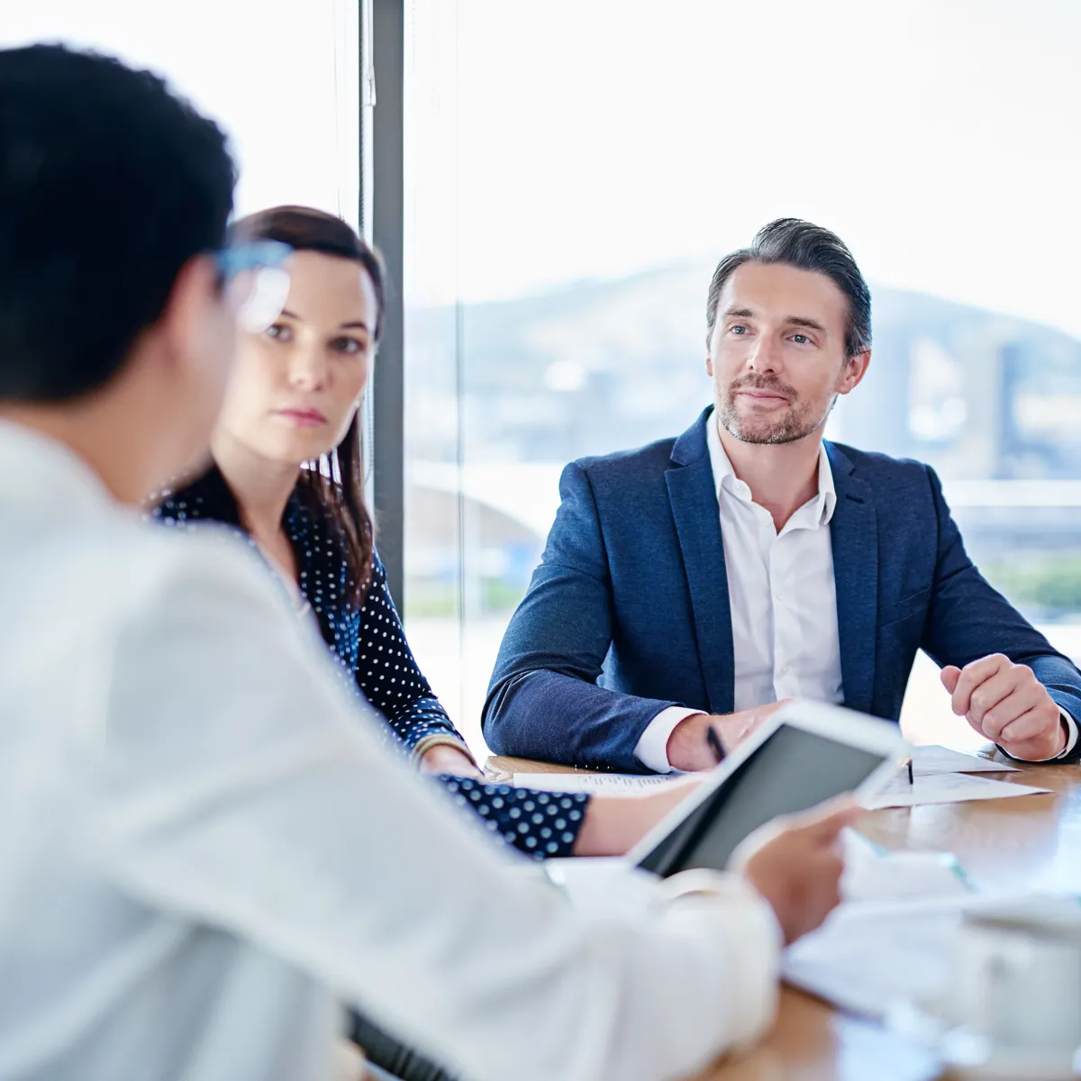 Consultor realizando diagnóstico operativo con personal de la empresa