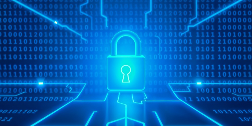 Candado digital sobre fondo de código binario, representando la seguridad de datos empresariales