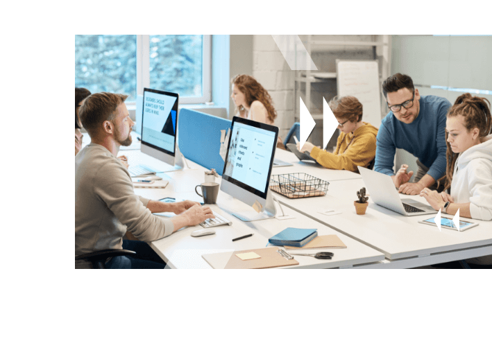 Equipo multidisciplinario de una fábrica de software trabajando en proyecto